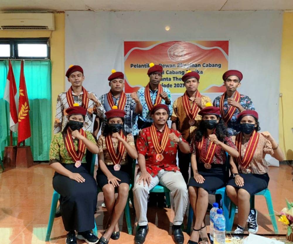 Ketua PMKRI Cabang Timika John R Fautngilyanan (tengah) bersama jajaran pengurus.