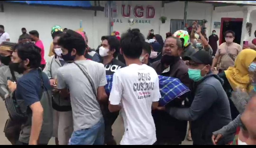 Jenazah digotong dari dalam RSAL