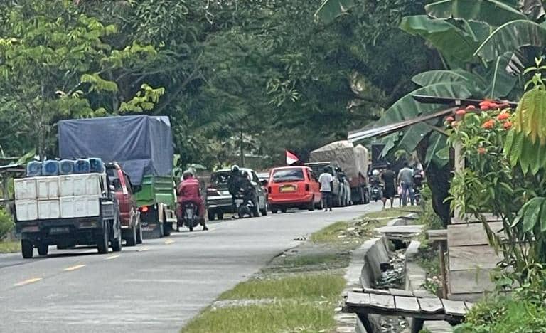 Arus lalu lintas macet usai jalan dipalang.