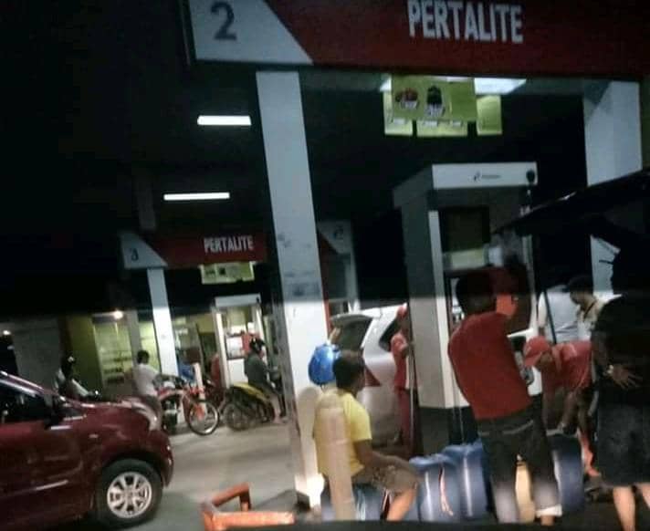 Pengisian BBM menggunakan jerigen