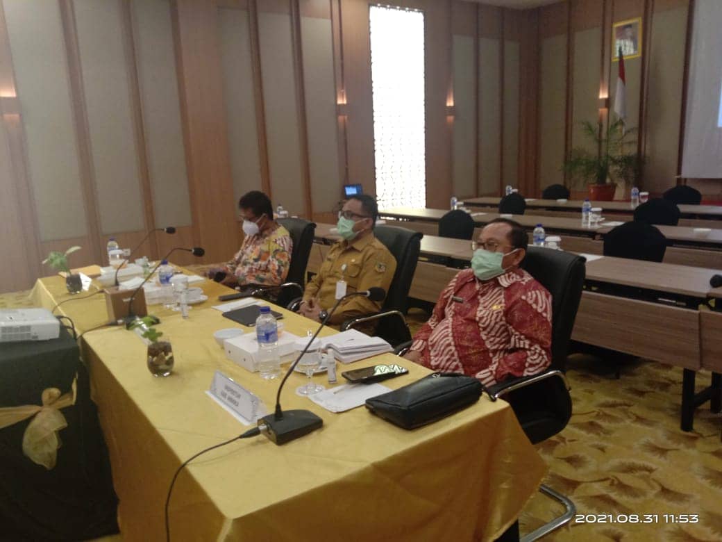 Kepala Inspektorat Mimika, Sihol Parlingotan SH,MSi (kanan) saat mendampingi Sekda Mimika mengikuti zoom meeting launching Program MCP Kemendagri.