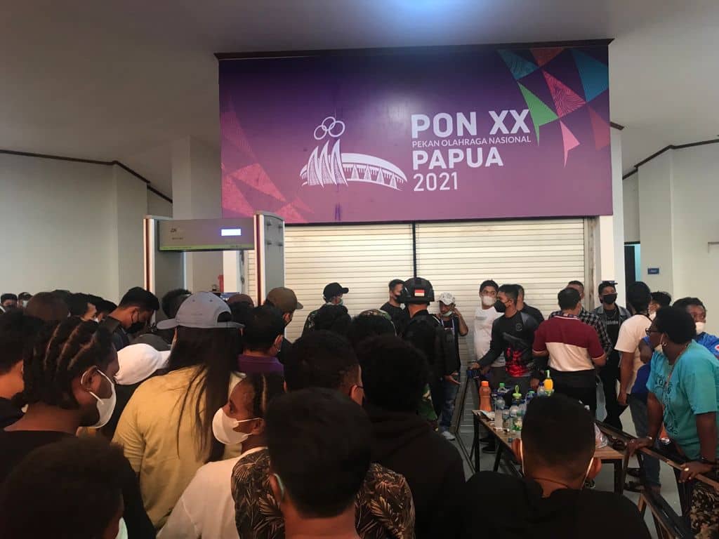 Antrian penonton di pintu masuk tiket