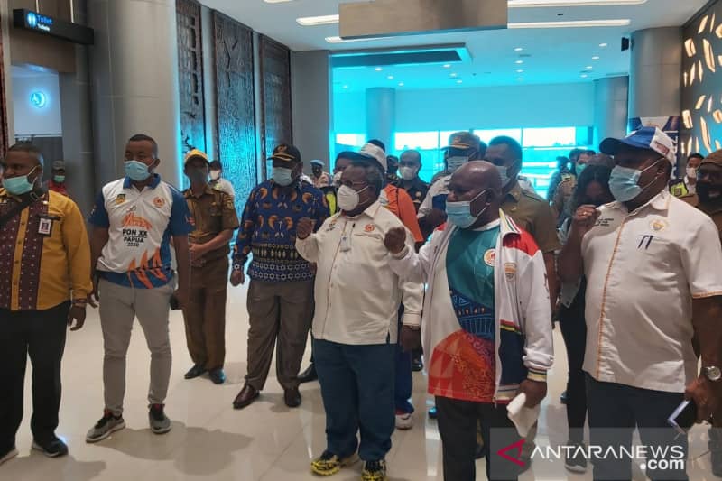 Gubernur Papua Lukas Enembe meninjau sejumlah arena pertandingan PON XX di Sub Klaster Kabupaten Mimika