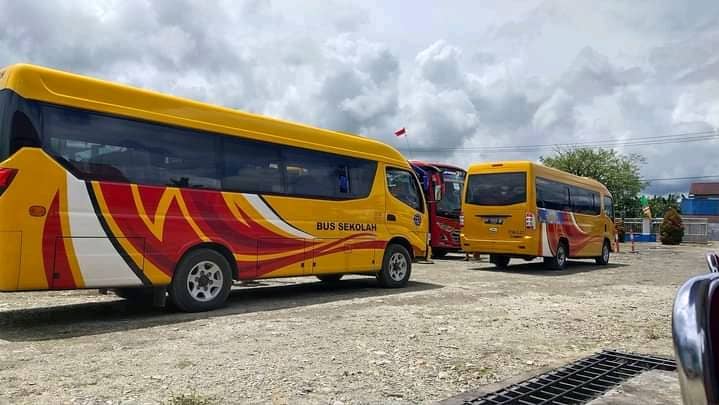 Bus PON Kluster Mimika di tempat parkiran SP 2.