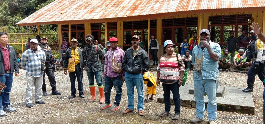 Sosialisasi program kampung di halaman SD Inpres Banti II.