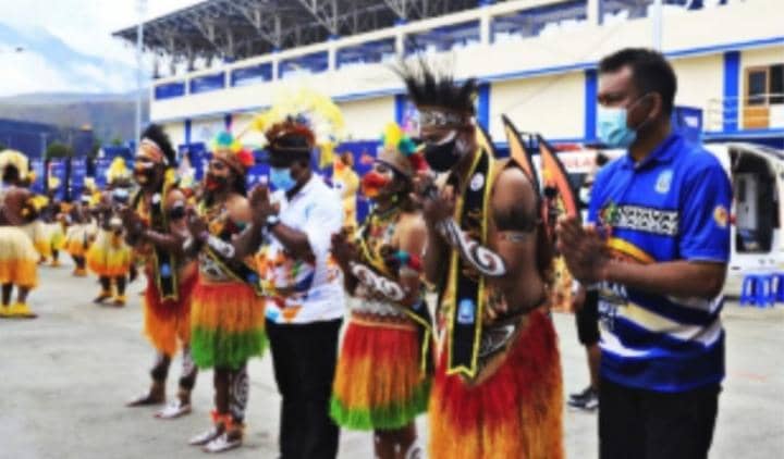 Kesenian tradisional Papua menyambut kontingen resmi pertama PON Papua di Stadion Barnabas Youwe, Jayapura, Minggu (19/9/2021)