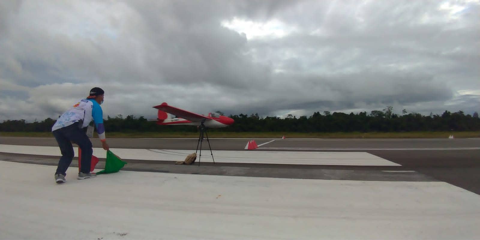 Wasit saat memandu perlombaan terbang layang di Bandara Internasional Mozes Kilangin Timika, Papua, Sabtu (25/9/2021). Fotografer: humasppmmimika/Yosefina