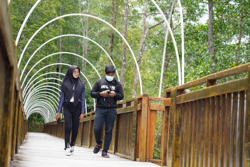 Pelancong Eco Wisata Mangrove di Kabupaten Mimika, Papua.