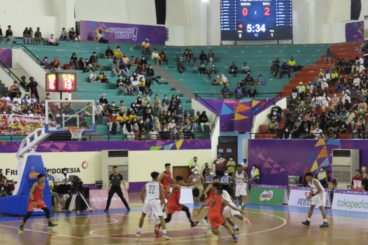 Tim Basket Papua (Kostum putih) kandas di laga perdananya saat melawan Tim Basket Bali, skor 61 - 47 untuk anak-anak dari Pulau Dewata, pada pertandingan Rabu (29/09/2021) malam di Venue Basket Mimika Sport Complex, Jalan Charitas SP2. Foto : Humas PPM/ Victory Tobias.