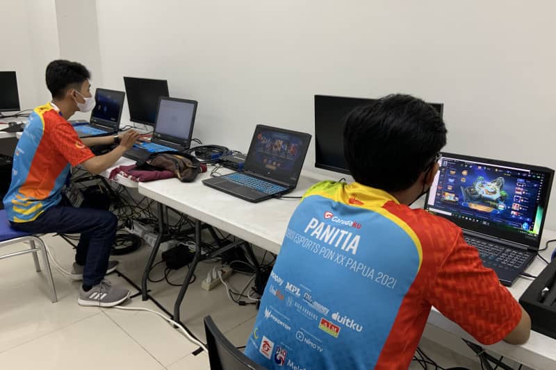 Panitia penyelenggara pertandingan eksibisi esport PON XX Papua