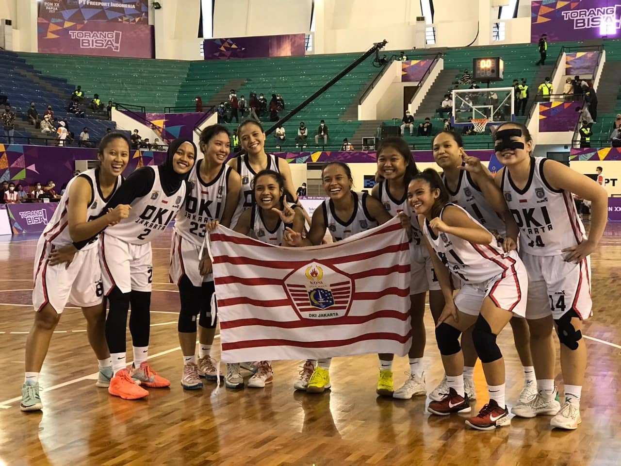 Foto bersama TIM Basket DKI Jakarta usai memenangkan pertandingan melawan Sulsel, Sabtu (9/10/2021). Foto: Anti Patabang