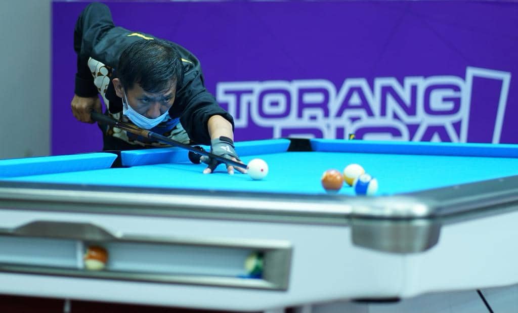Pebiliar Jawa Tengah Ricky Yang meraih berhasil menambah pundi-pundi emas dari Cabor Biliar setelah di final mengalahkan atlet muda dari Kepulauan Riau Andri di nomor 10 Ball Single yang dilaksanakan di GOR Biliar, Kabupaten Mimika, Papua, Kamis (14/10/2021). FOTO: HUMAS PPM/SPEDY PAERENG