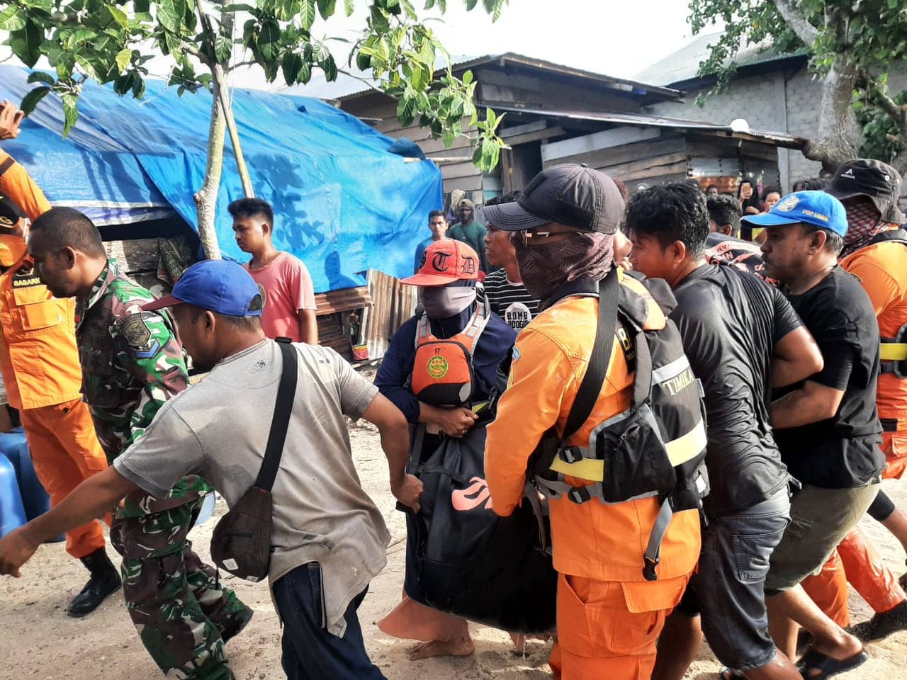 Jenazah korban dievakuasi.