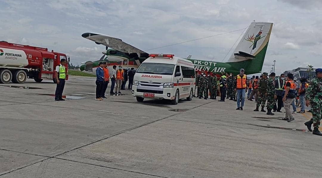 Kedua korban tiba di Bandara Mozes Kilangin Timika.
