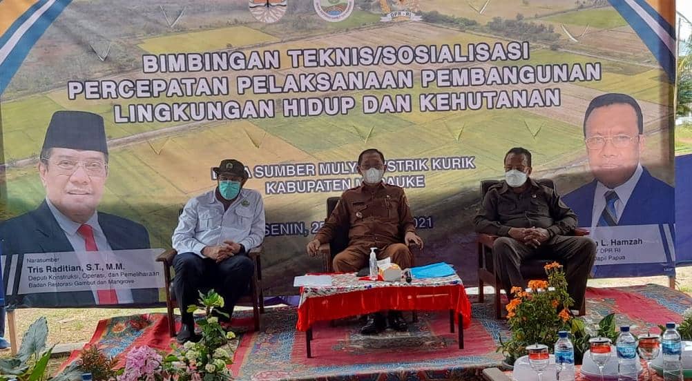Pemberian Bimtek Pengelolaan Lingkungan Hidup dan Hutan kepada Kelompok Tani di Kurik. (Foto: Hendrik)