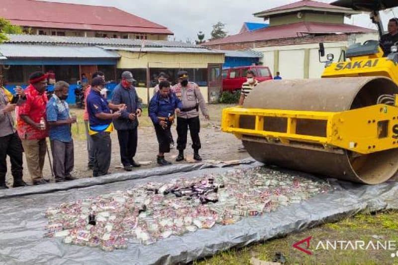 Pemusnahan minuman keras di Jayawijaya.
