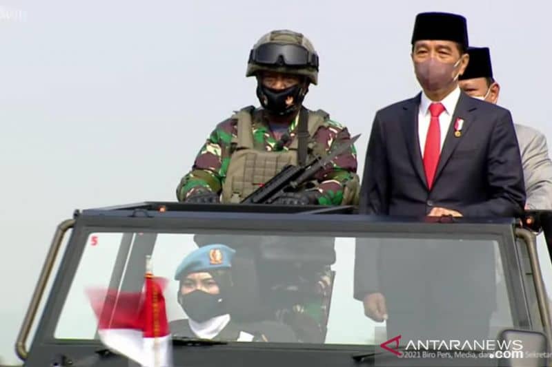 Tangkap layar Presiden RI Joko Widodo dan Menteri Pertahanan Prabowo Subianto meninjau barisan komponen cadangan yang hadir dalam upacara Penetapan Komponen Cadangan Tahun Anggaran 2021 di Pusat Pendidikan dan Pelatihan Pasukan Khusus (Pusdiklatpassus) Bandung, Jawa Barat, Kamis (7/10/2021)
