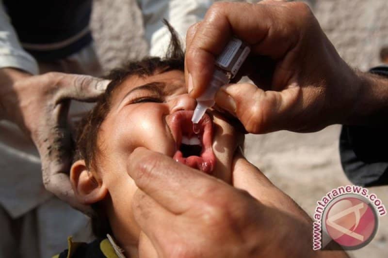 Ilustrasi - Seorang anak menerima vaksin polio saat gerakan antipolio di pinggiran kota Jalalabad, Afghanistan, Senin (11/2/2013).
