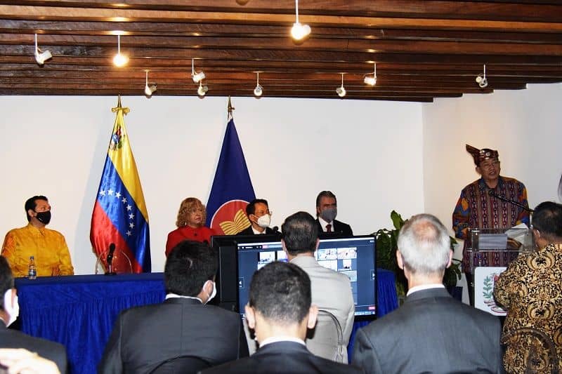 Duta Besar RI untuk Venezuela Imam Edy Mulyono (kanan) sebagai Ketua ASEAN Committee in Caracas (ACC) mewakili negara anggota ASEAN dengan menyampaikan sambutan pada Festival ASEAN ke-4 di Venezuela bertempat di galeri seni PDVSA La Estancia, Caracas.