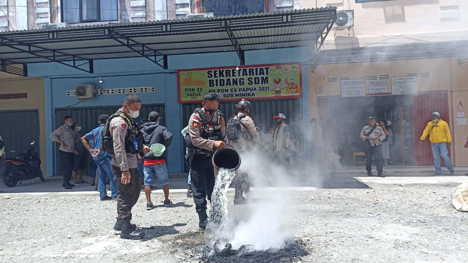 Polisi sedang mematikan api.
