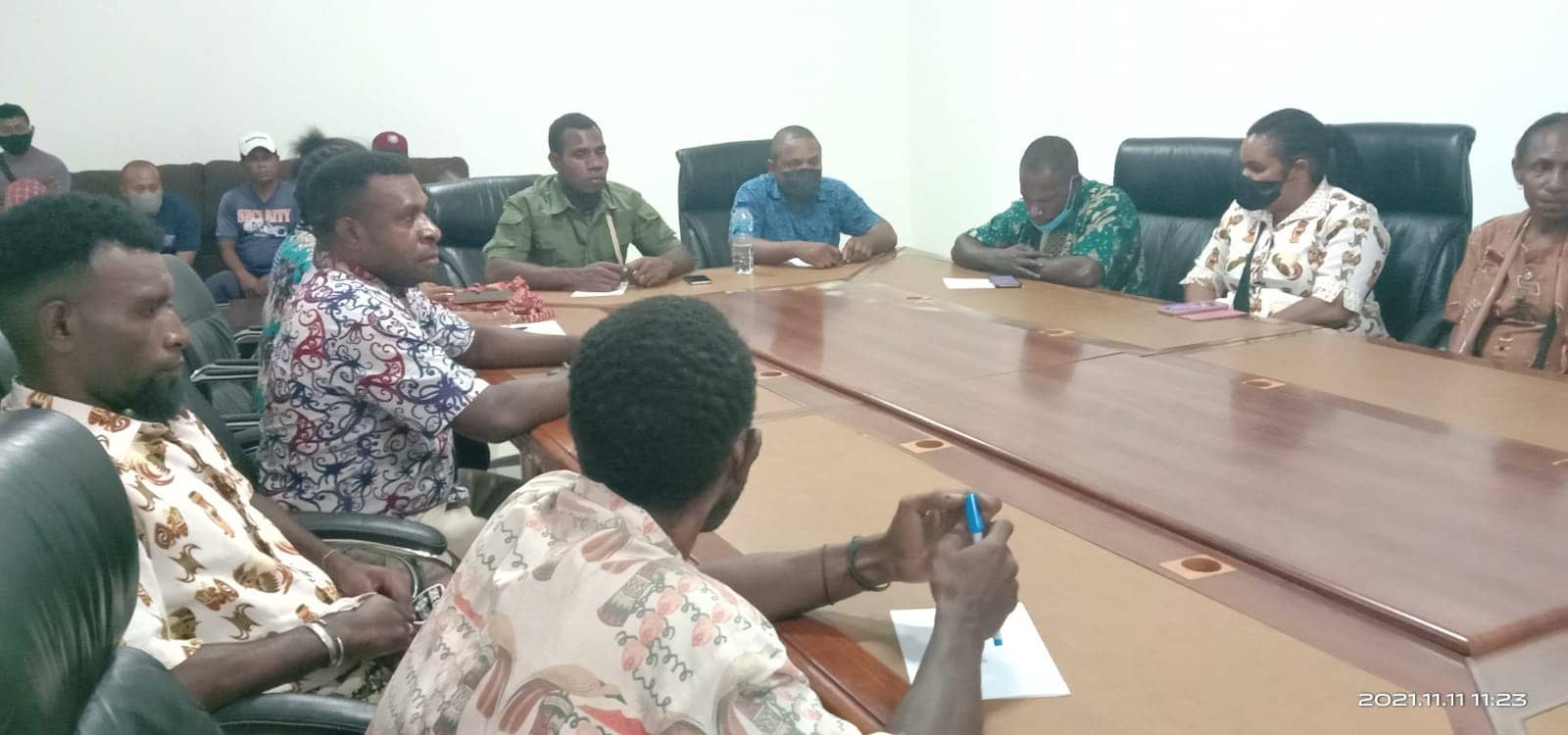 Honorer Sekretariat DPRD Mimika saat menyampaikan aspirasi di hadapan Komisi A.