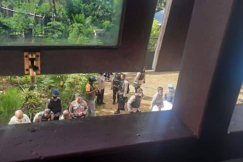 Aparat gabungan Polres Manokwari melakukan penggeledahan di salah satu asrama mahasiswa di kelurahan Amban Manokwari Barat, Senin (22/11/2021)