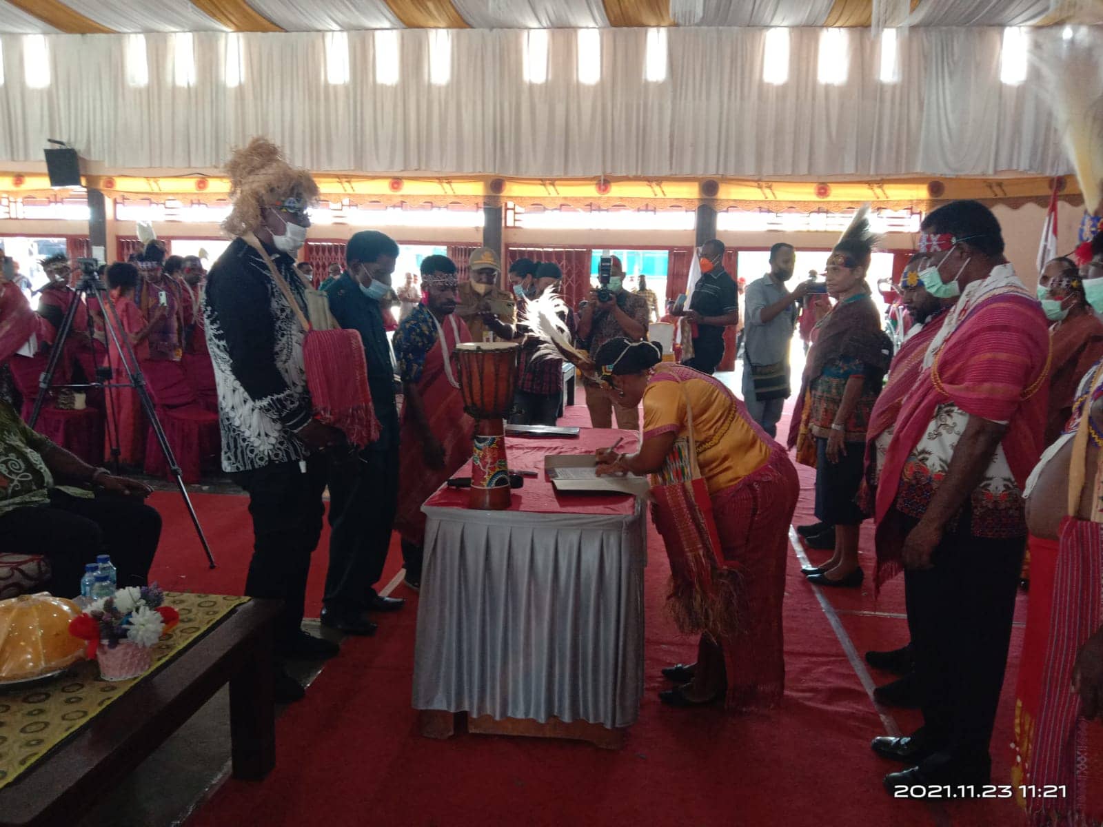 Wakil Bupati Mimika Johannes Rettob melantik pengurus Ayamaru, Aitinyo dan Aifat (A3) Kabupaten Mimika di Gedung Tongkonan, Selasa (24/11).
