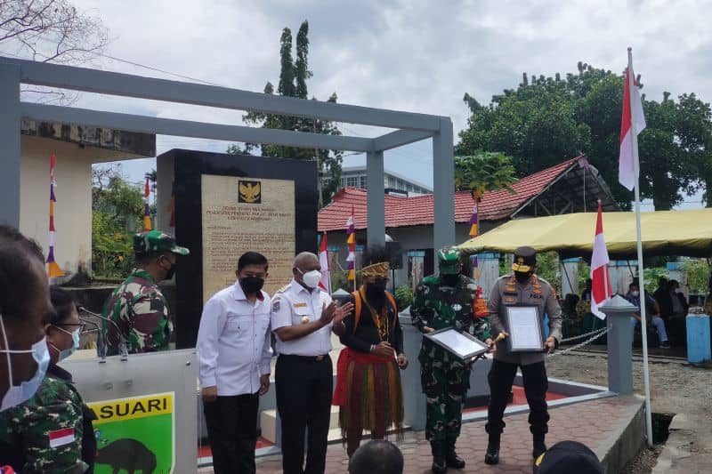 Panglima Kodam XVIII/Kasuari, Mayor Jenderal TNI I Nyoman Çantiasa, bersama Kepala Polda Papua Barat, Inspektur Jenderal Puisi Tornagogo Sihombing, dan Gubernur Papua Barat, Dominggus Mandacan, menandatangani prasasti di Monumen Pepera pada puncak Hari Pahlawan 10 November 2021 di Manokwari, Papua Barat, Rabu.