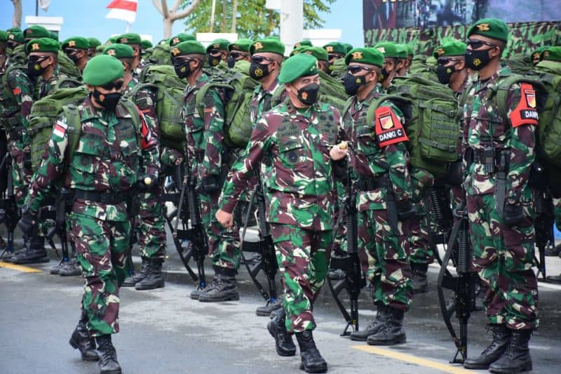 Pangdam XIII/Merdeka Mayjen TNI Wanti WF Mamahit melepas keberangkatan Satgas Yonif 711/Raksatama Brigif 22/Otamanasa yang akan melaksanakan tugas Operasi Pengamanan Perbatasan (Pamtas) Republik Indonesia dan Papua Nugini (PNG) sektor utara