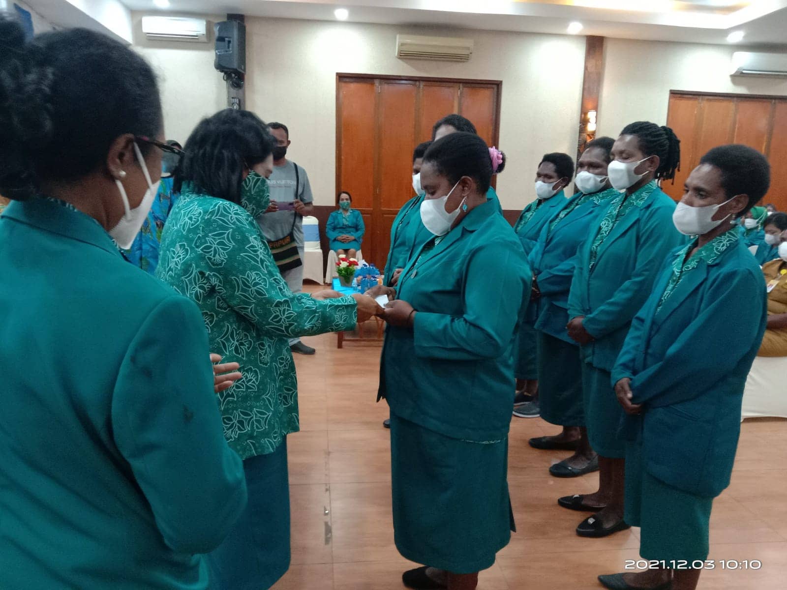 Pelantikan pengurus PKK tingkat kelurahan dan kampung Distrik Mimika Baru.