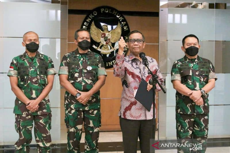Menko Polhukam Mahfud MD bersama Kasad Jendral TNI Dudung Abdurachman, Pangdam XVII/Cenderawasih Mayjen TNI Ignatius Yogo Triyono, dan Pangdam XVIII/Kasuari, Mayjen TNI I Nyoman Cantiasa saat memberikan keterangan pers di Kantor Kemenko Polhukam, Jakarta, Selasa (7/12/2021).