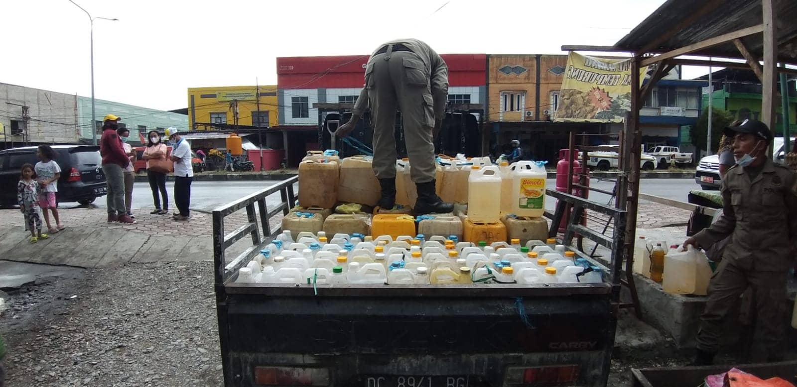 Barang bukti minyak tanah yang diamankan petugas.