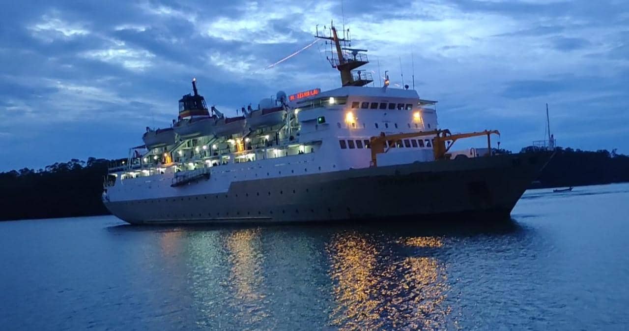 KM Tatamailau saat hendak sandar di Pelabuhan Pomako.
