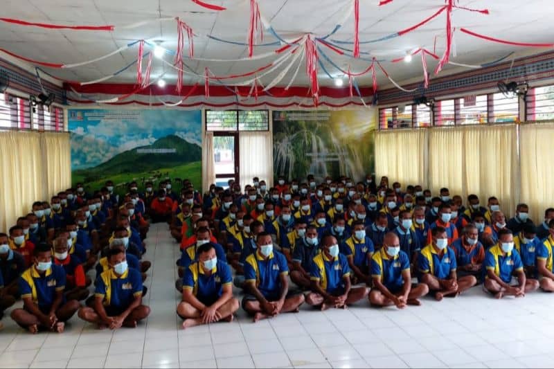 Para warga binaan di Lapas Atambua, Kabupaten Belu, NTT, saat mengikuti acara pemberian remisi khusus Natal, Jumat ( 24/12/2021).