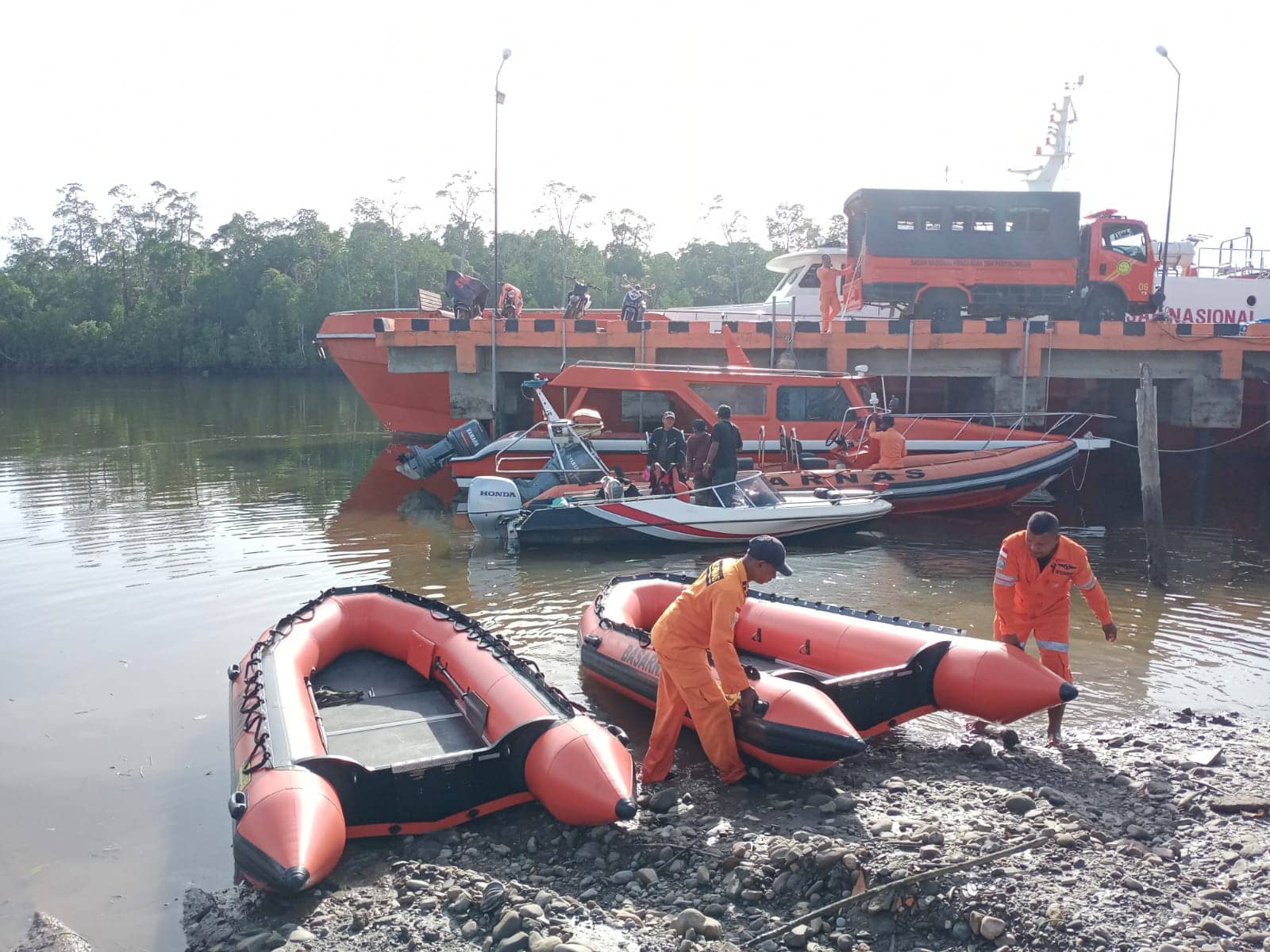 Tim SAR diterjunkan mencari keberadaan para korban.