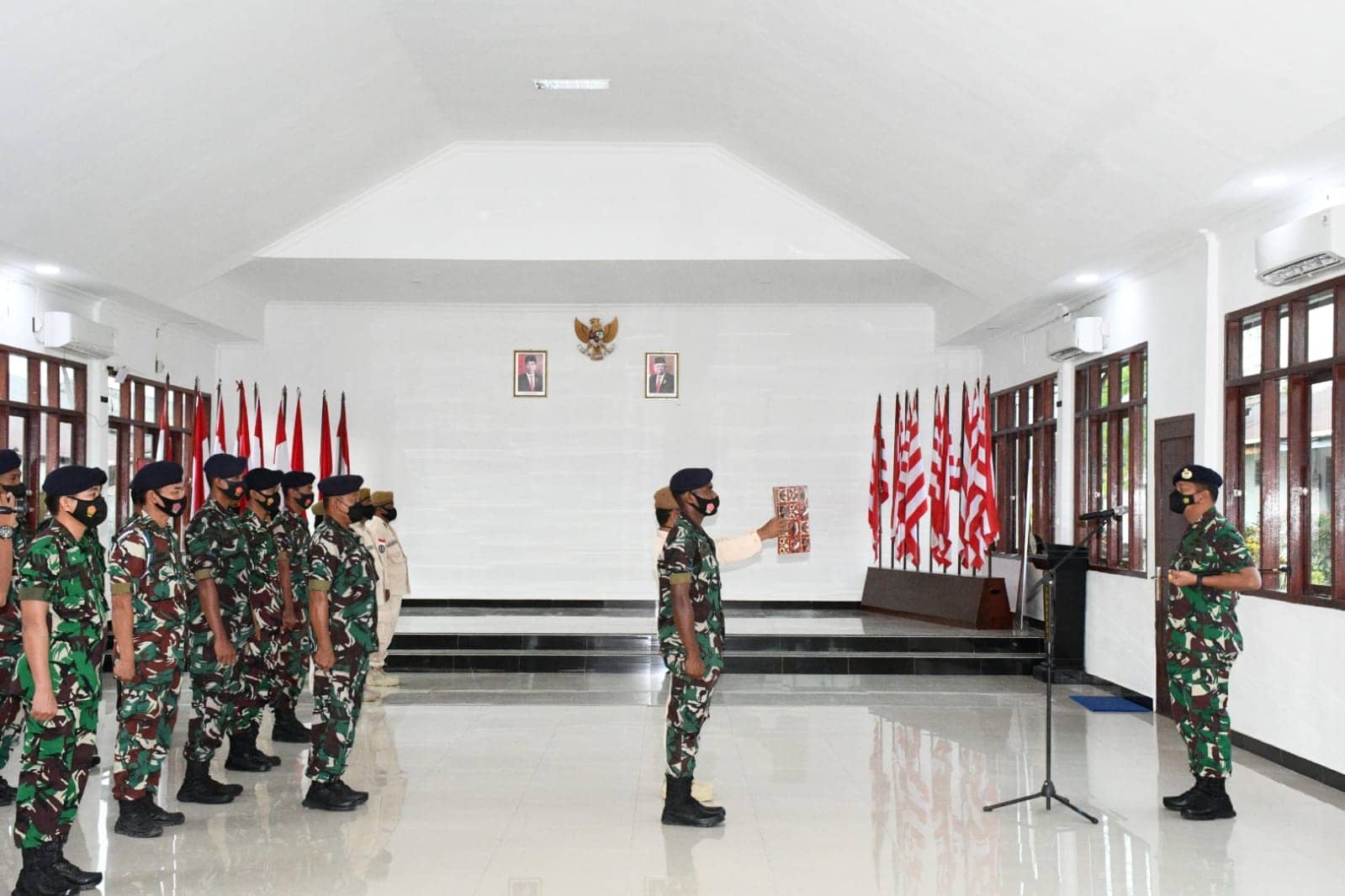 Danlanal Timika saat memimpin apel khusus pasukan.
