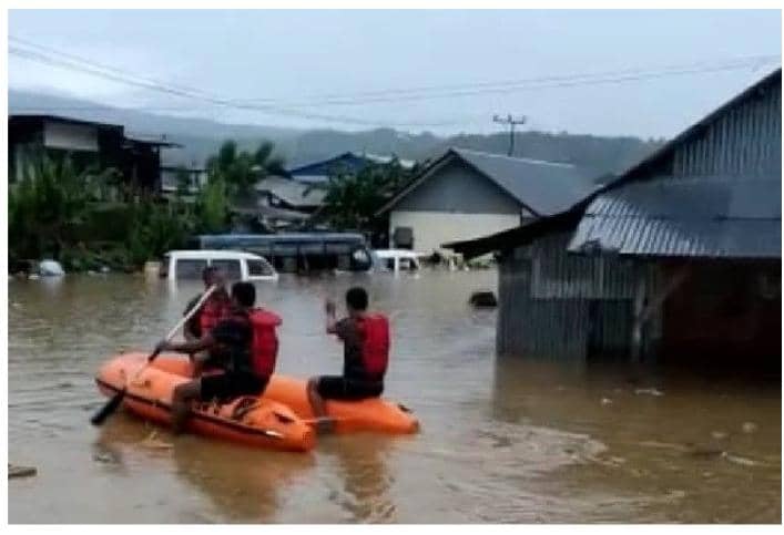 TIM SAR nampak berupaya mengevakuasi warga di kawasan pasar Youtefa, Kota Jayapura, Jumat (7/1).