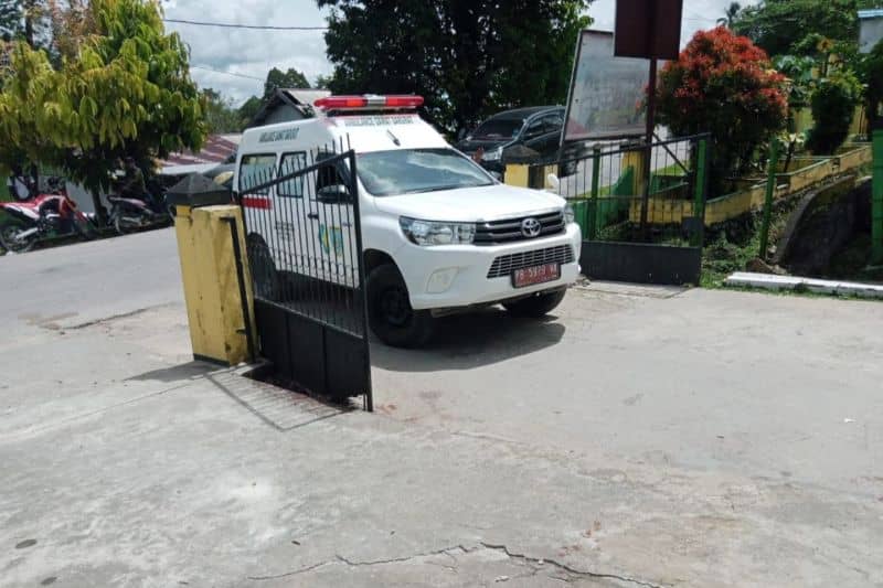 Mobil ambulans yang membawa Jenazah Sersan Dua Miskel Rumbiak dalam perjalanan menuju Markas Komando Batalion Zeni Tempur 20/PPA di Sorong, Papua Barat, Kamis (20/1/2022).