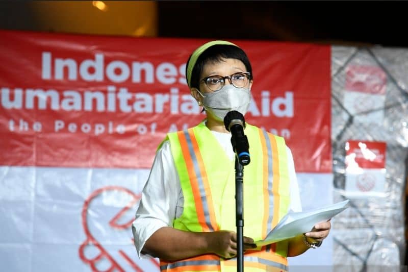 Menteri Luar Negeri Retno Marsudi dalam pelepasan keberangkatan dua pesawat bantuan kemanusiaan Indonesia untuk rakyat Afghanistan di Bandara Soekarno Hatta, Tangerang, Banten, Minggu (9/1/2022).