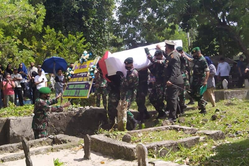 Personil TNI mengusung peti jenasah Praka Anumerta Rahman Tomilawa (24) yang gugur di Papua pada Kamis pagi (27/1) untuk dimakamkan di TPU Negeri Tulehu, Pulau Ambon, Kabupaten Maluku Tengah, Sabtu (29/1).
