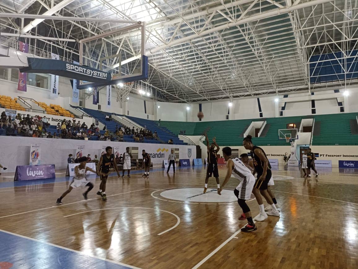 Team Wofle Sorong saat berhadapan dengan Jungle boys pada IBF Mimika Series di Lapangan Mimika Sport Complex (1/8) Foto : Febri FP
