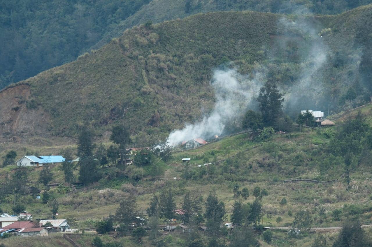 Tampak terlihat asap tebal dari honai yang terbakar.