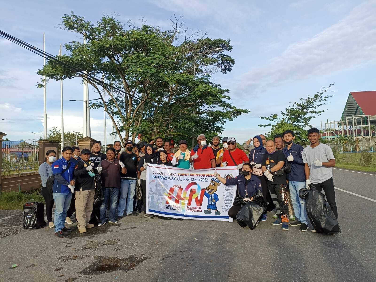 Wakil Bupati Mimika, Johannes Rettob foto bersama para awak media saat Jalan Sehat memperingati HPN tahun 2022.