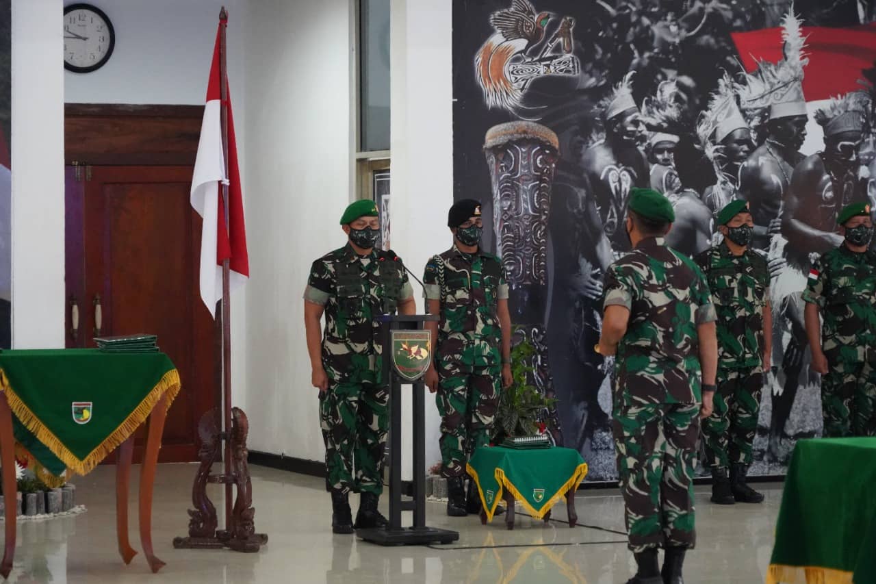 Panglima Kodam XVII/Cenderawasih Mayjen TNI Teguh Muji Angkasa saat memimpin Sertijab.