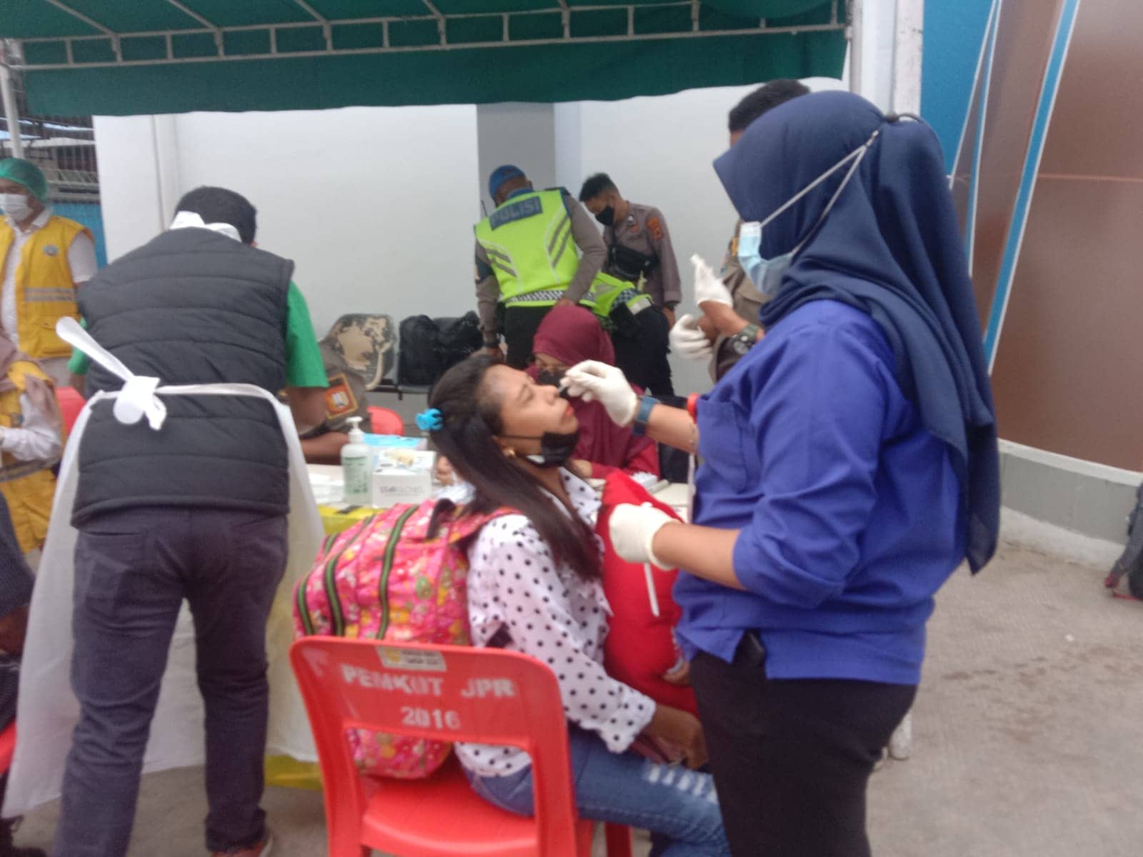 Sejumlah penumpang yang di rapid antigen