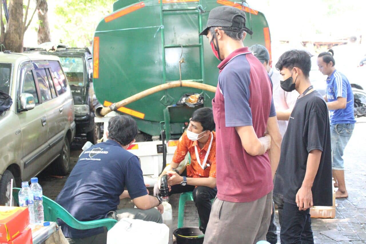 Pengisian minyak goreng untuk didistribusikan