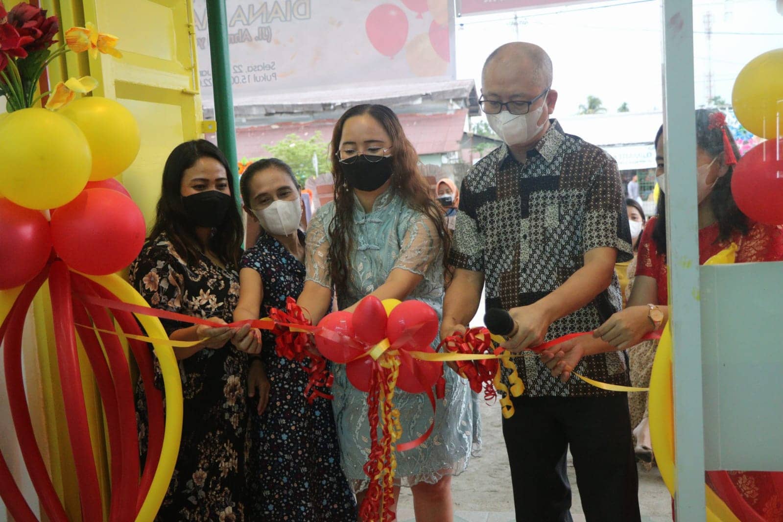 Direktur Utama PT Timika Makmur Jaya Sentosa, Steven Tan dan Manajer Diana Shopping Centre Timika, Lina memotong pita peresmian Diana Mart 2.