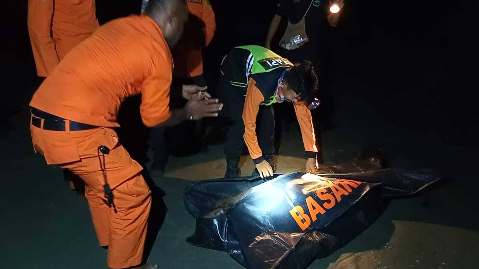 Tim SAR saat melakukan pencarian