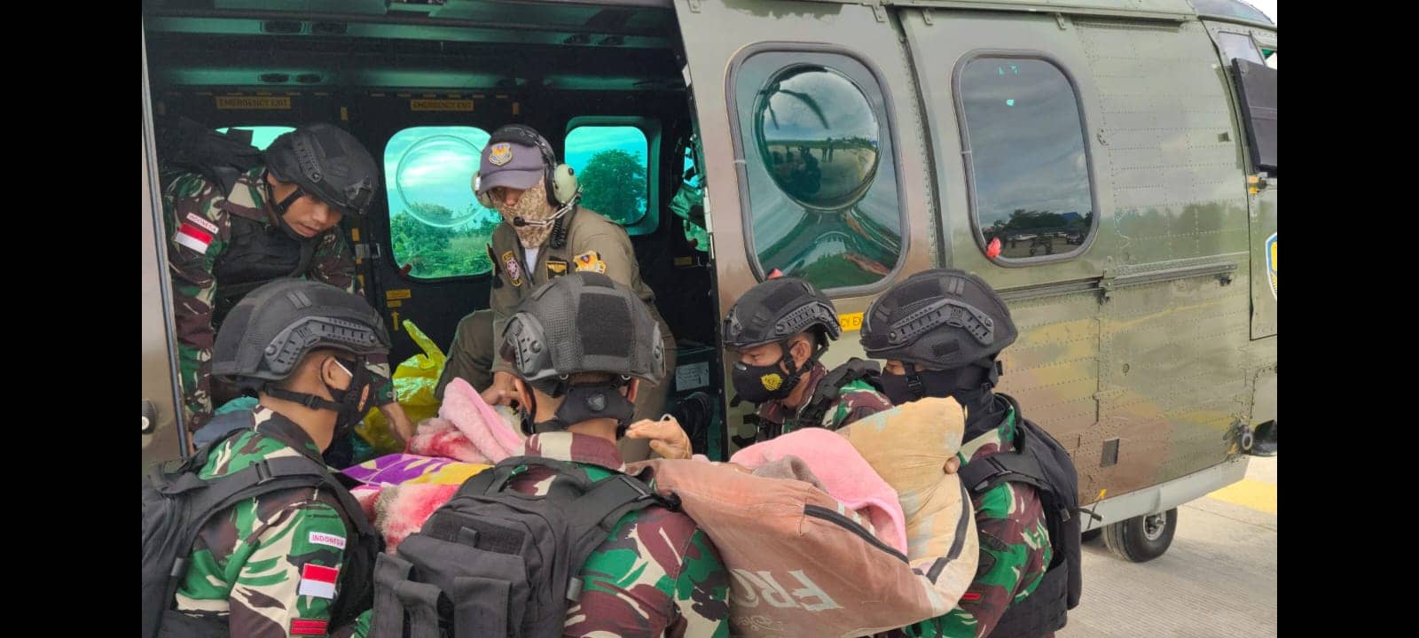 Caption: Dua korban saat di evakuasi