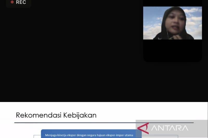 Tangkapan layar Peneliti Ekonomi Makro dan Keuangan INDEF Riza Annisa Pujarama memberi paparan pada acara diskusi virtual yang diikuti di Jakarta, Jumat (4/3/2022).